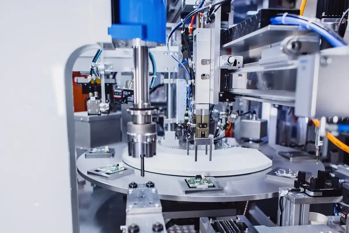 Automatic joining and screwing station positioning over a rotary indexing table for precise PCB and LED module processing at AWM Arnstadt.