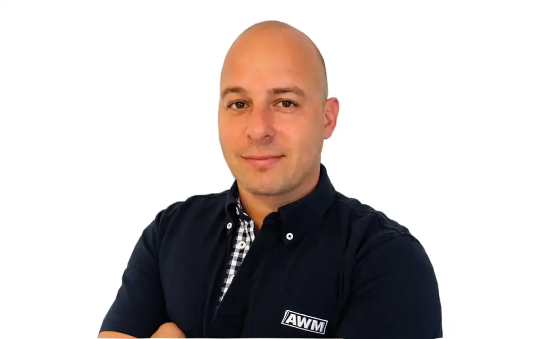 Porträt von Philipp Mühlberger im AWM-Poloshirt als Ansprechpartner im Bereich Kundenbetreuung und Service.