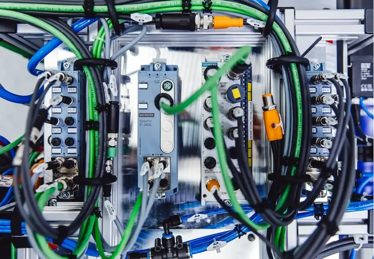 Close-up of a Siemens SIMATIC ET 200AL distributed I/O module with professional wiring and sensor-actuator cabling in AWM Arnstadt custom machine building.