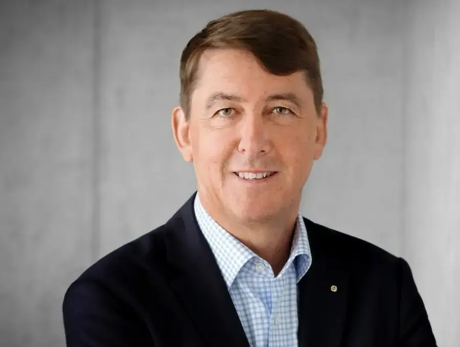 Portrait of Martin Pfuderer, sales partner at Arnstädter Werkzeug- und Maschinenbau GmbH, wearing a dark jacket and checkered shirt.