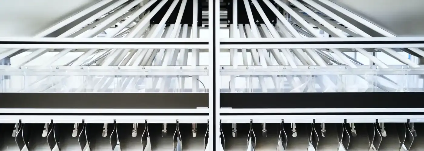 Title image of a mechanical separation and feeding system featuring parallel guide channels by Arnstädter Werkzeug- und Maschinenbau GmbH.
