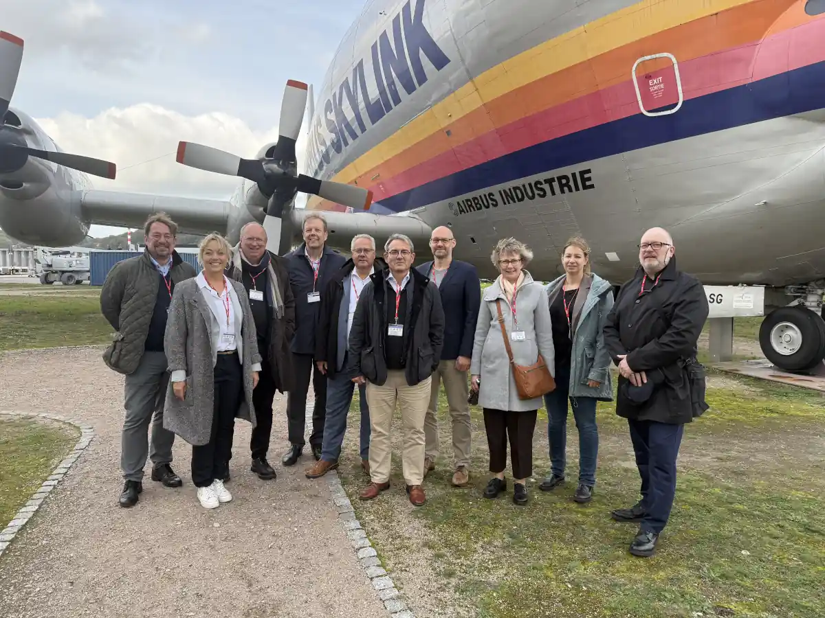 Gruppe des IGF-Gutachterausschusses 3 vor einem historischen Super-Guppy-Flugzeug bei Airbus Hamburg